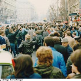 A romániai forradalom győzelmének hírére összegyűlt emberek a Rákóczi úton