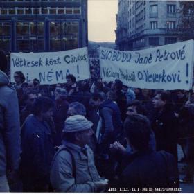 Transzparensek az 1989. március 2-i Vörösmarty téri FIDESZ demonstráción